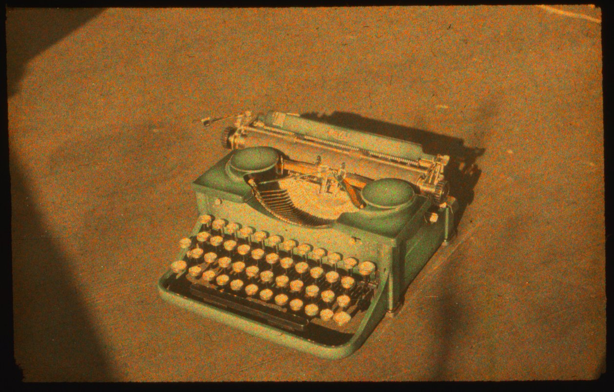 FotografÃa en color de bodegÃ³n de una mÃ¡quina de escribir tomada con Autochrome LumiÃ¨re y un... de Luis Marden