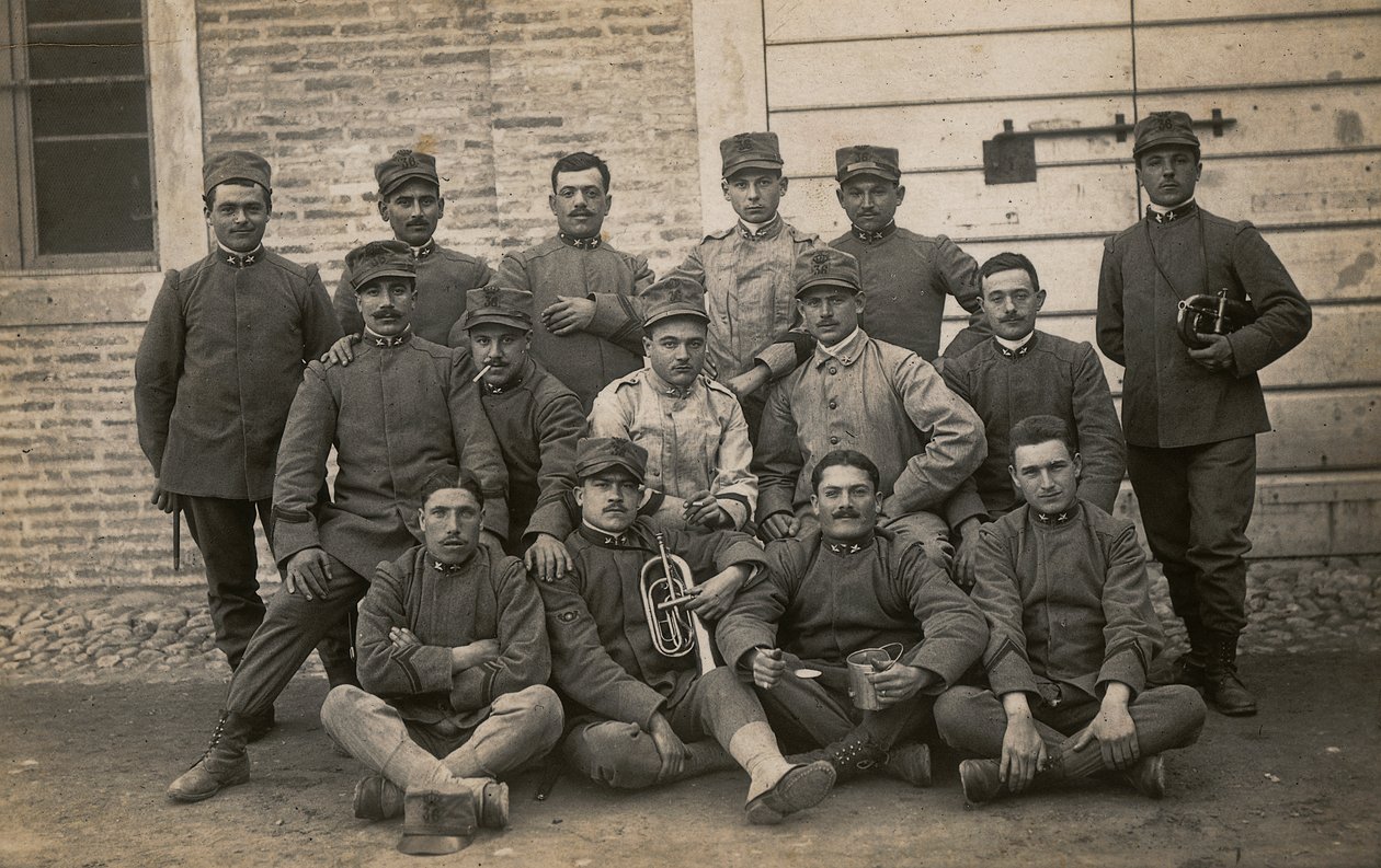 Álbum "El Ejército GM R. (Primera Guerra Mundial)": soldados del 36º Regimiento de Infantería con dos trompetistas (foto en b/n) de Lusvardi Lusvardi