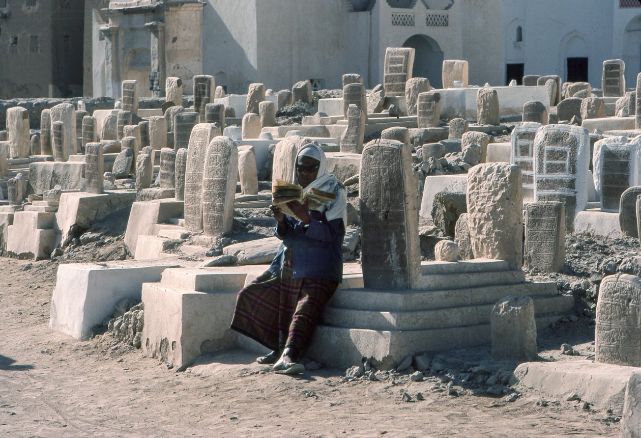 Un yemenita recita el Corán en un cementerio con tumbas en Sayun, Hadramawt, Yemen del Sur. de Lynn Abercrombie