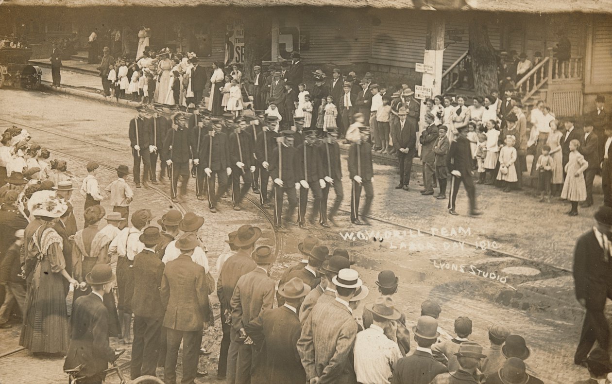 "Woodmen of the World Drill Team", 1910 (foto) de Lyons Studio