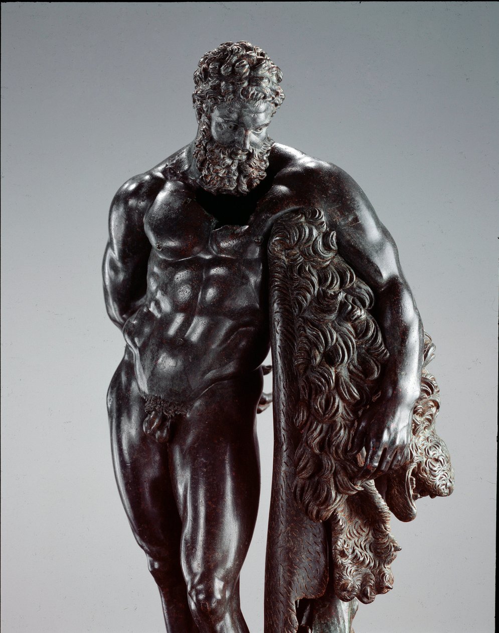 Arte griego: "Heracles en reposo" (detalle). Escultura en bronce de Lisipo de Sición (395-305 a.C.) Siglo IV a.C. Del Santuario de Hércules Curino, Sulmona. Museo Nacional Arqueológico, Chieti Italia de Lysippos (attributed to)