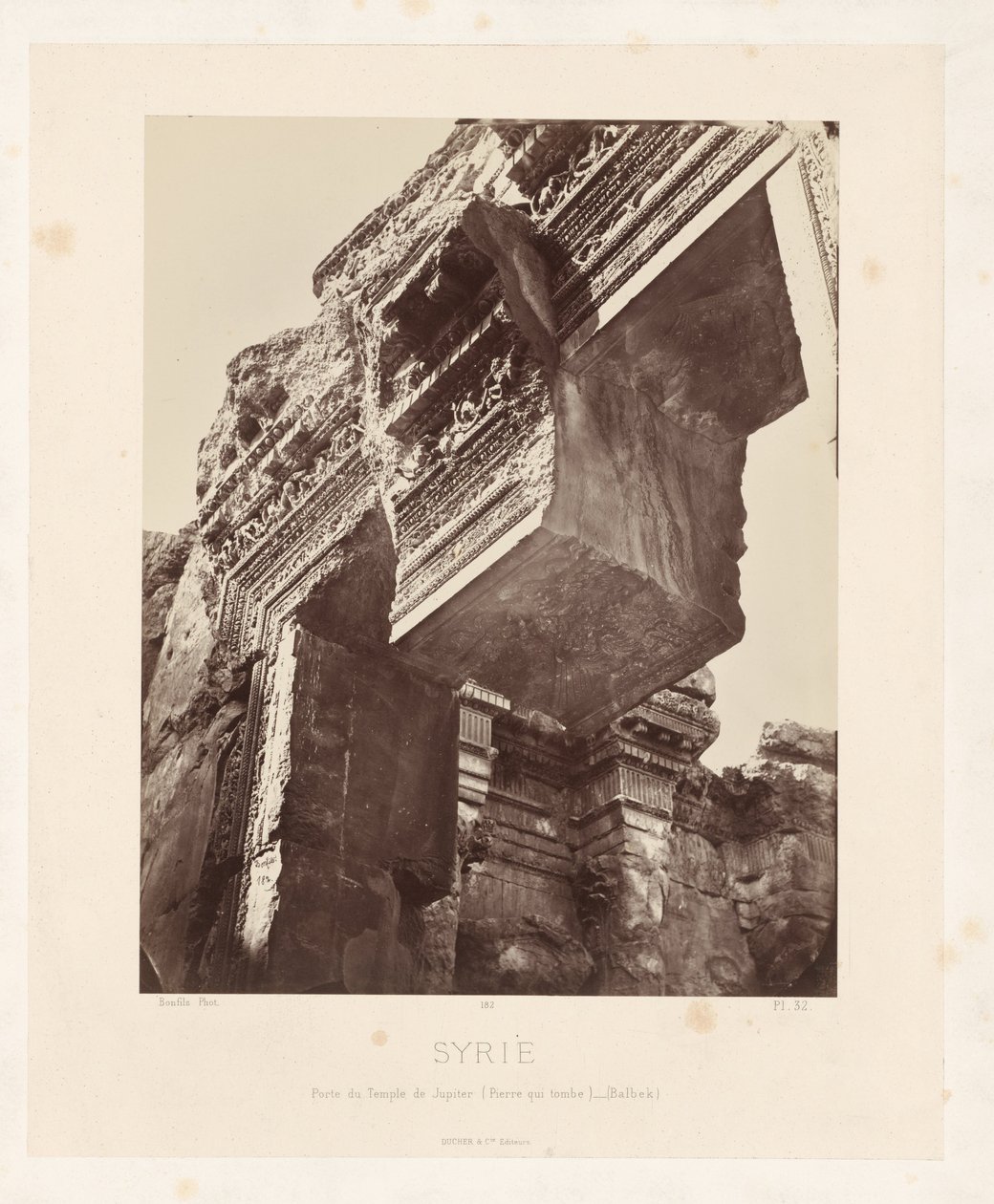 Gezicht op de collonade in het midden van de tempel van Luxor, Egypt (Egipto/Templo de Louksor, Vista general de las columnatas medias (Tebas) Arquitectura antigua: Egipto, Grecia, Asia Menor: Álbum de fotos (título de la serie) de Maison Bonfils
