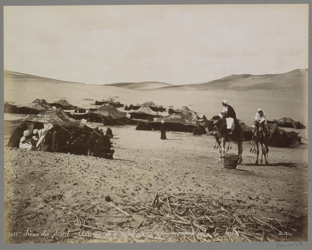 Campamento con tiendas y camellos en el desierto de (presuntamente) Egipto Scene du desert: Arrivée de chameliers à un campement de tribu. (título en el objeto) de Maison Bonfils
