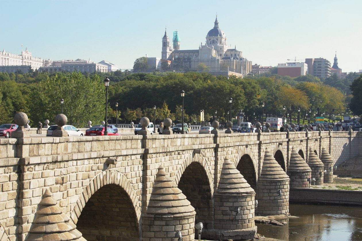 Puente de Segovia, originalmente construido por Juan de Herrera (1530-97) y reconstruido en 1682 de Manuel and Jose del Olmo