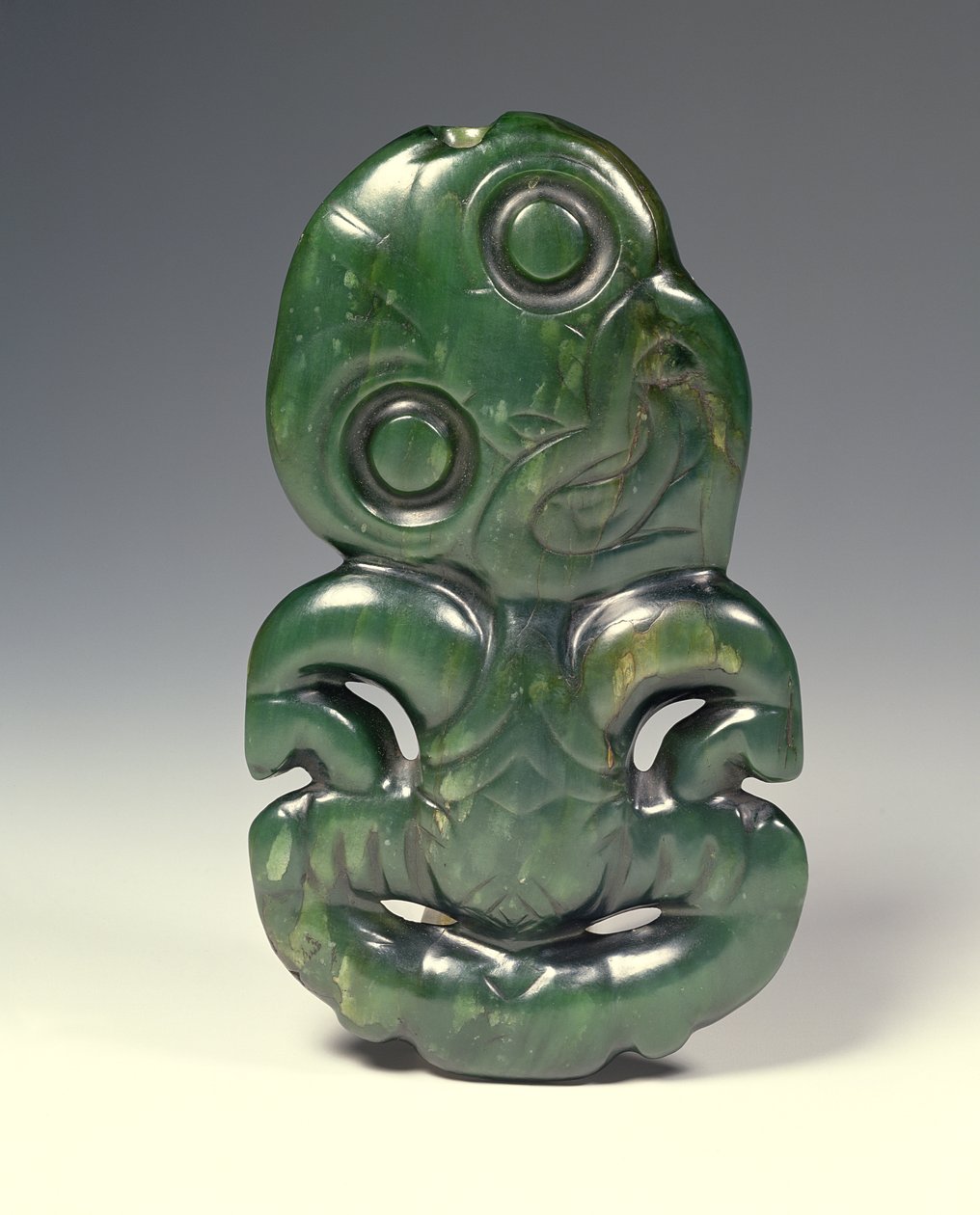 Colgante en forma del dios Hei-Tiki, finales del siglo XVIII de Maori