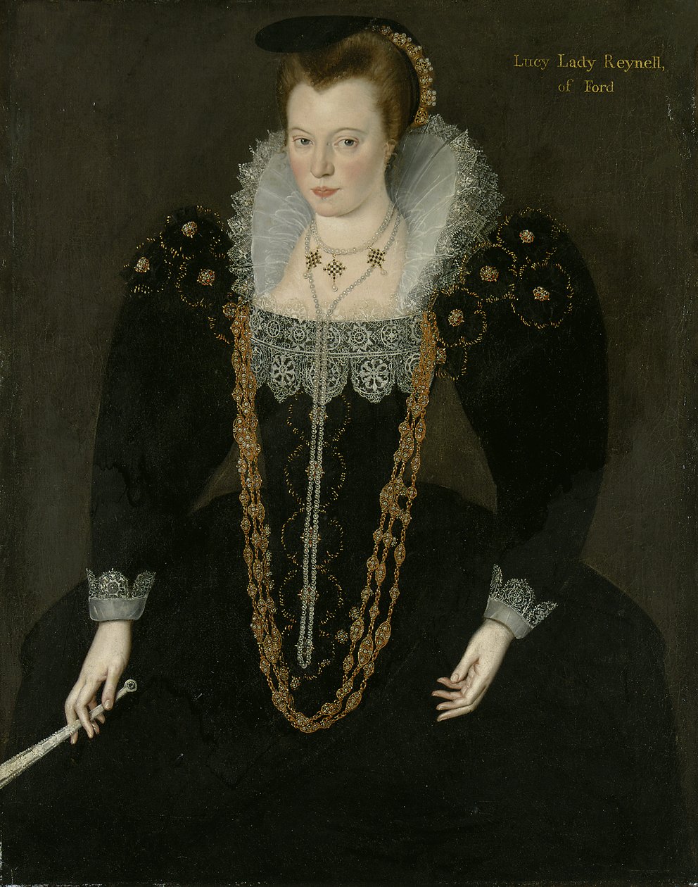 Retrato de Lucy, Lady Reynell de Ford, tres cuartos de longitud, con un vestido oscuro con un collar de encaje blanco y collares de oro y perlas, sosteniendo un abanico en su mano derecha con inscripción identificativa de Marcus the Younger Gheeraerts