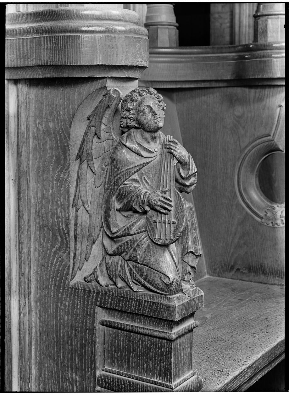 Detalle de una talla de madera en el coro del archidiácono de la catedral, que representa a un ángel con un instrumento de cuerda. de Margaret Florence Harker