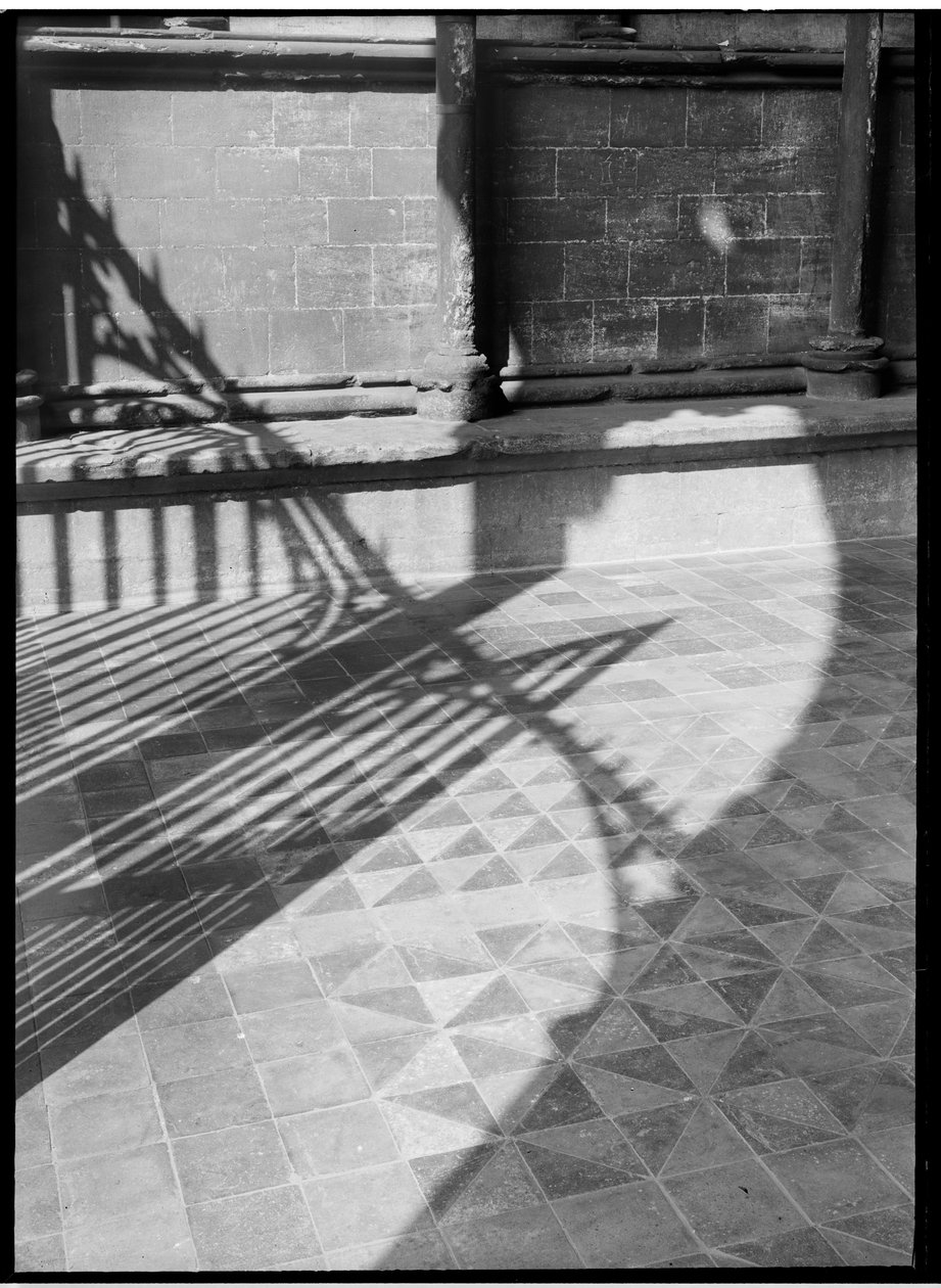 Detalle de las sombras proyectadas sobre las baldosas de la entrada de la catedral de Margaret Florence Harker