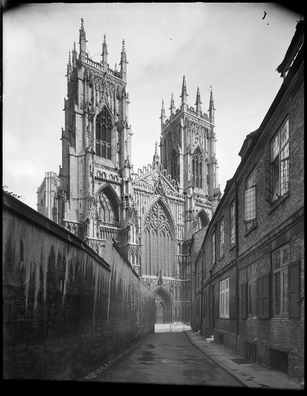 Vista de la fachada oeste de la iglesia del minster, desde el noroeste de Margaret Florence Harker