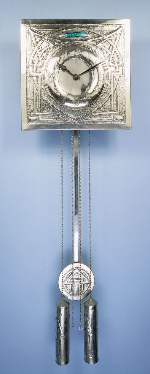 Reloj de pared de Margaret Gilmour (1860-1942), decorado en repujado con diseños de entrelazado celta de Margaret Gilmour