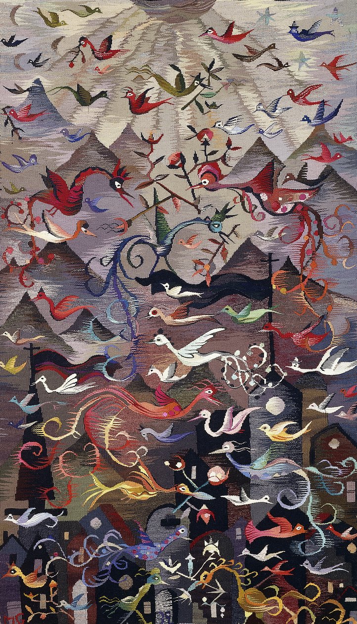 Tapiz colgante de pared, que representa aves míticas, con un fondo de montañas y rayos de sol de Marianne Pankok