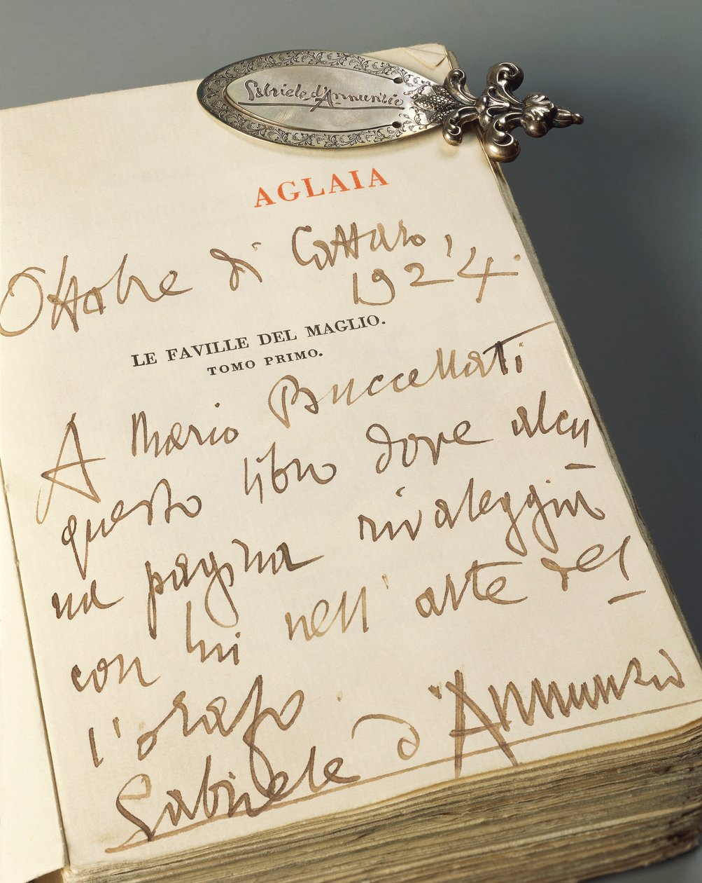 Marcapáginas de plata con asa adornada, grabado a mano con motivos naturales y firma autógrafa de Gabriele D