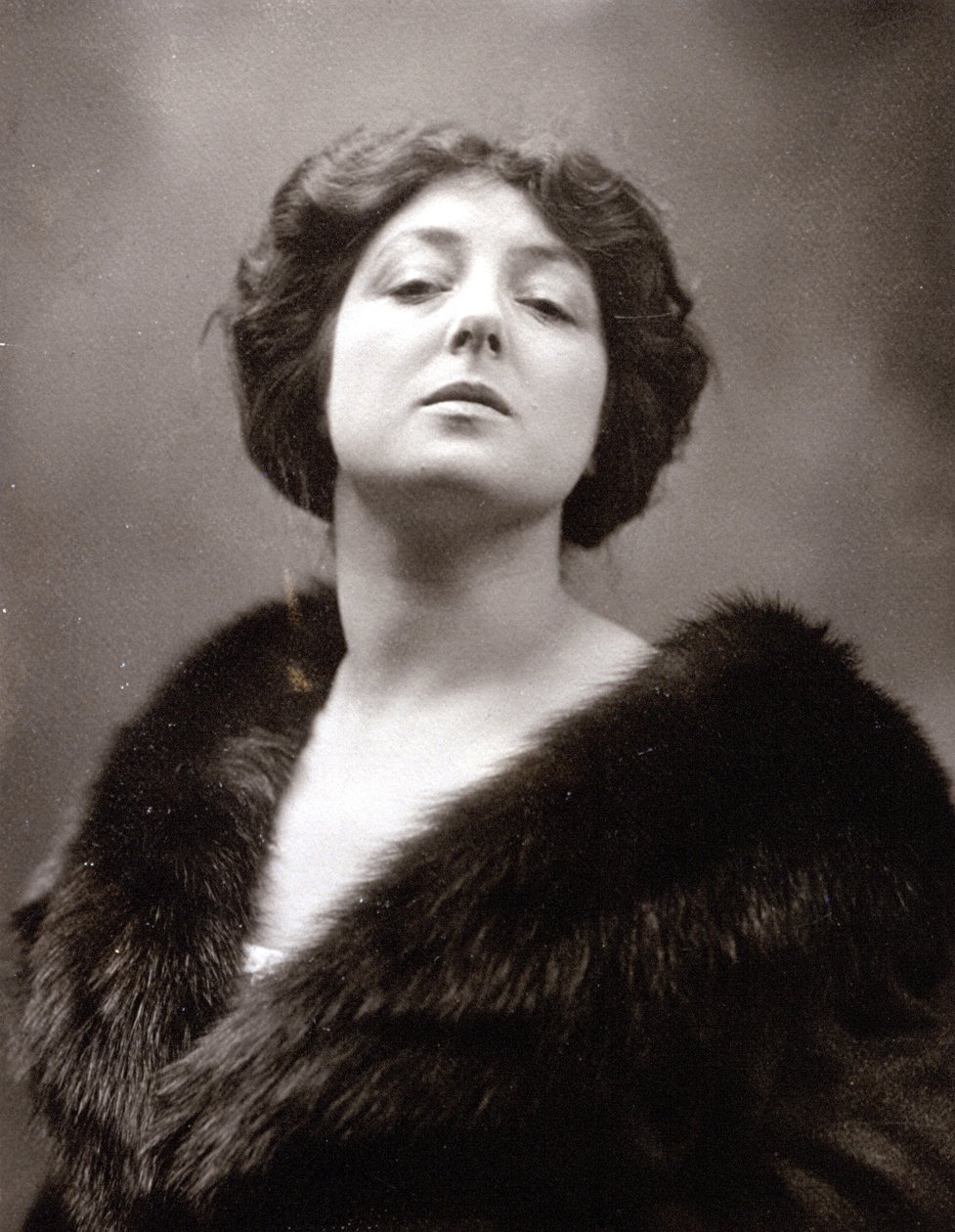 Retrato de medio cuerpo de la famosa cantante de ópera Toti Dal Monte de Mario Nunes Vais