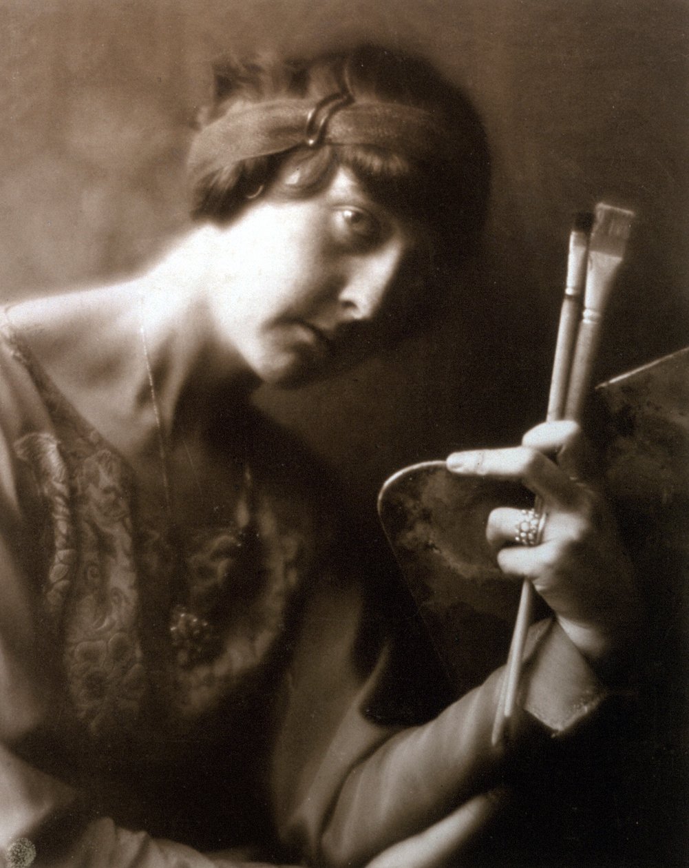 Retrato de medio cuerpo de la pintora Elisabeth Chaplin. Sostiene dos pinceles y una paleta en su mano izquierda de Mario Nunes Vais