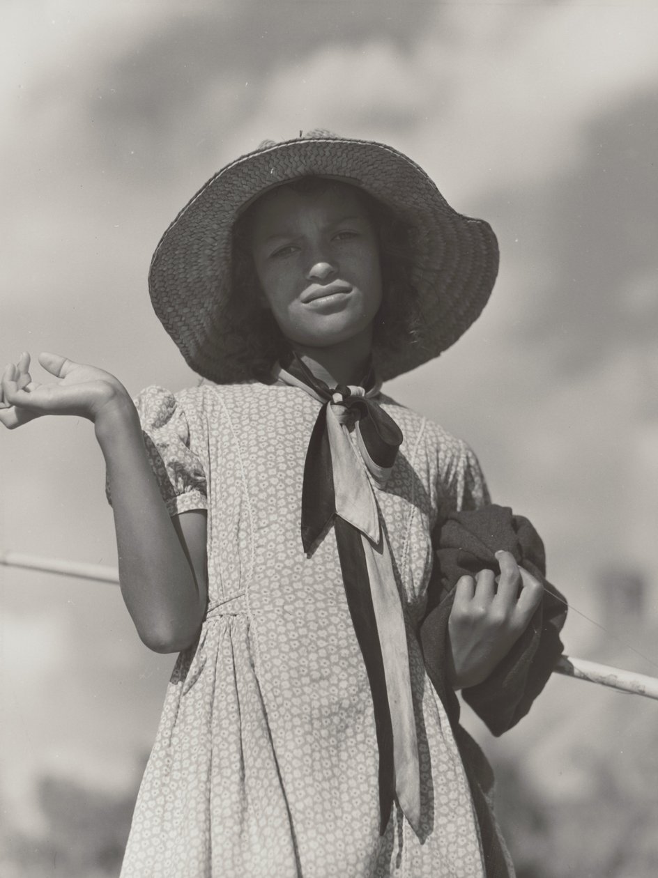 Hija de una familia cajún volviendo a casa después de pescar en el río Cane, Melrose, Luisiana de Marion Post Wolcott