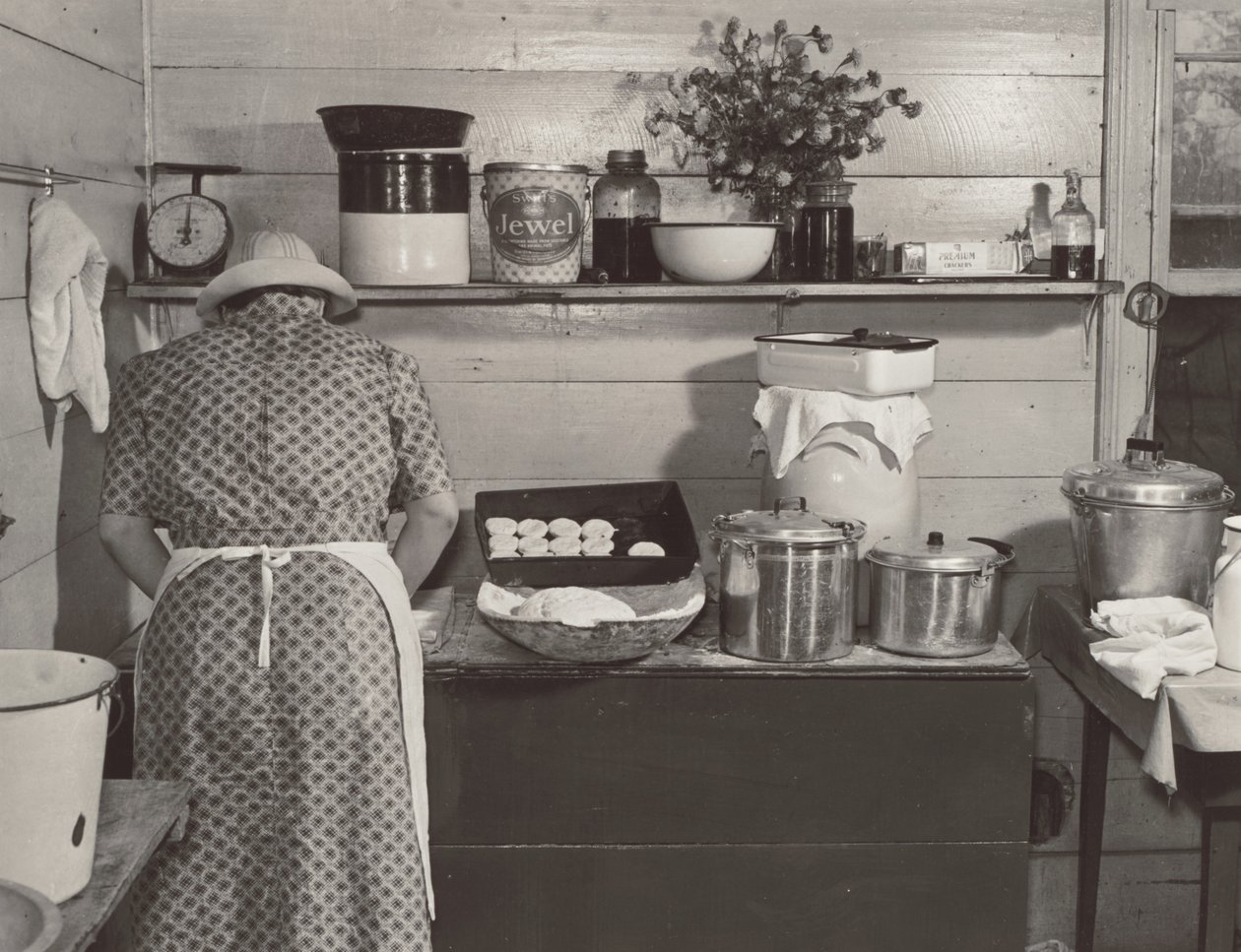 Uno de los miembros de la familia Wilkins preparando galletas para la cena del día de la recogida del maíz en casa de la Sra. Fred Wilkins, cerca de Tallyho, en el condado de Granville. Carolina del Norte de Marion Post Wolcott