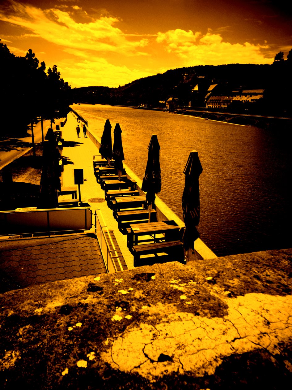 En el antiguo puente del Meno en Wurzburgo de Martina Konitzky