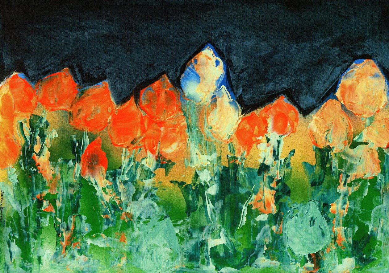 Cielo de lluvia negro sobre un paisaje montañoso con flores de Martina Konitzky