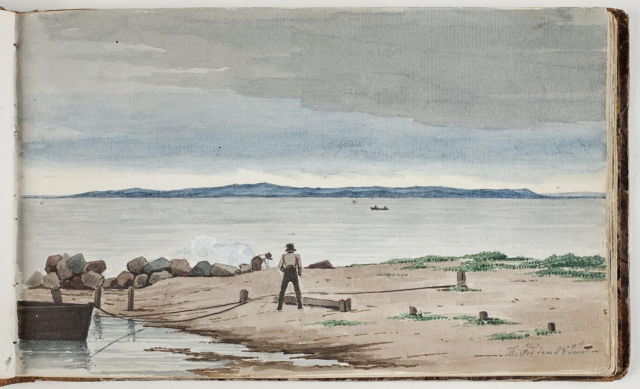 Vista hacia un paisaje costero con nubes de tormenta en el cielo. Dos hombres trabajan junto a un bote y una hoguera en primer plano de Martinus Rørbye