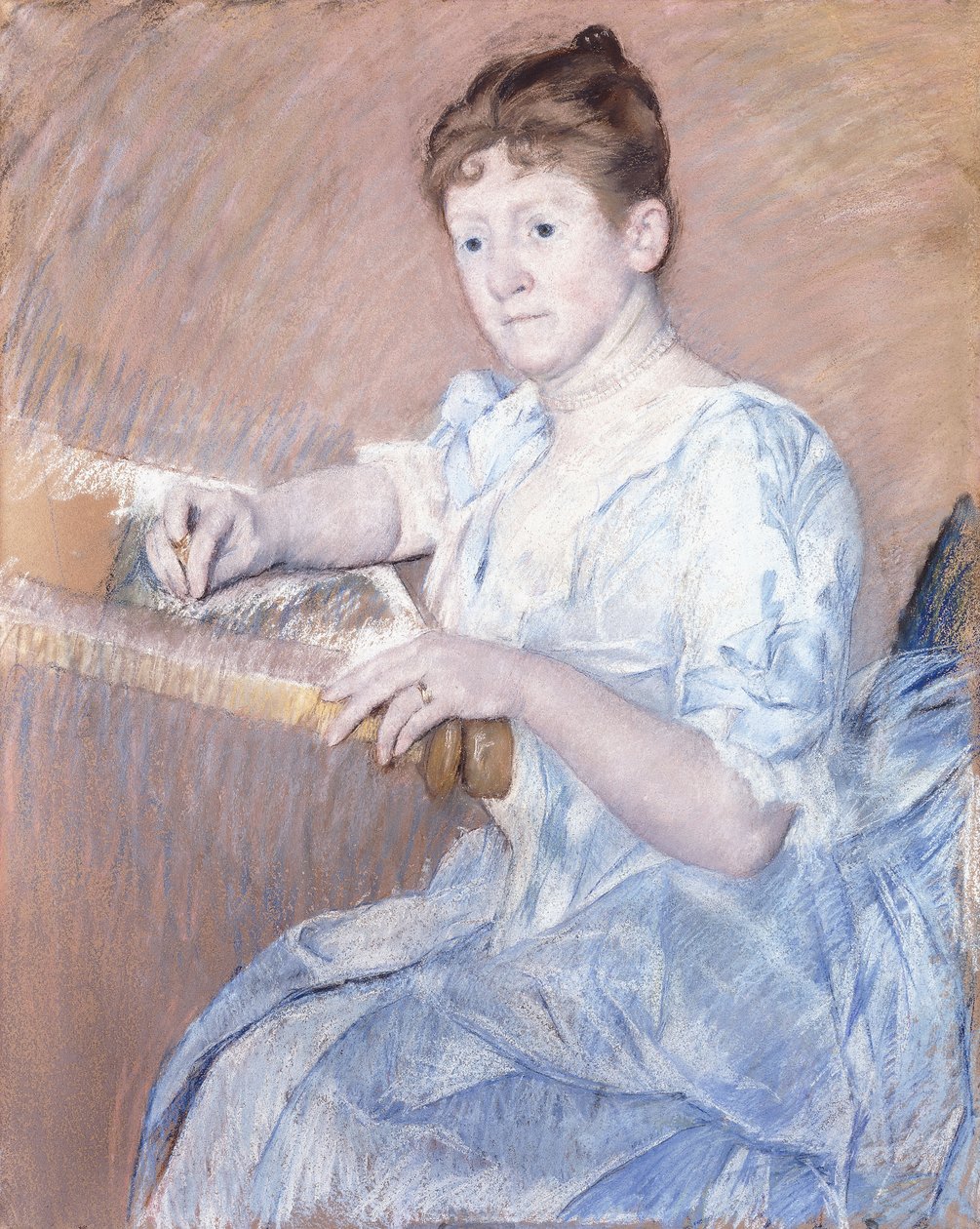 Sra. Alexander J. Cassat en un vestido de noche azul sentada en un marco de tapiz de Mary Cassatt