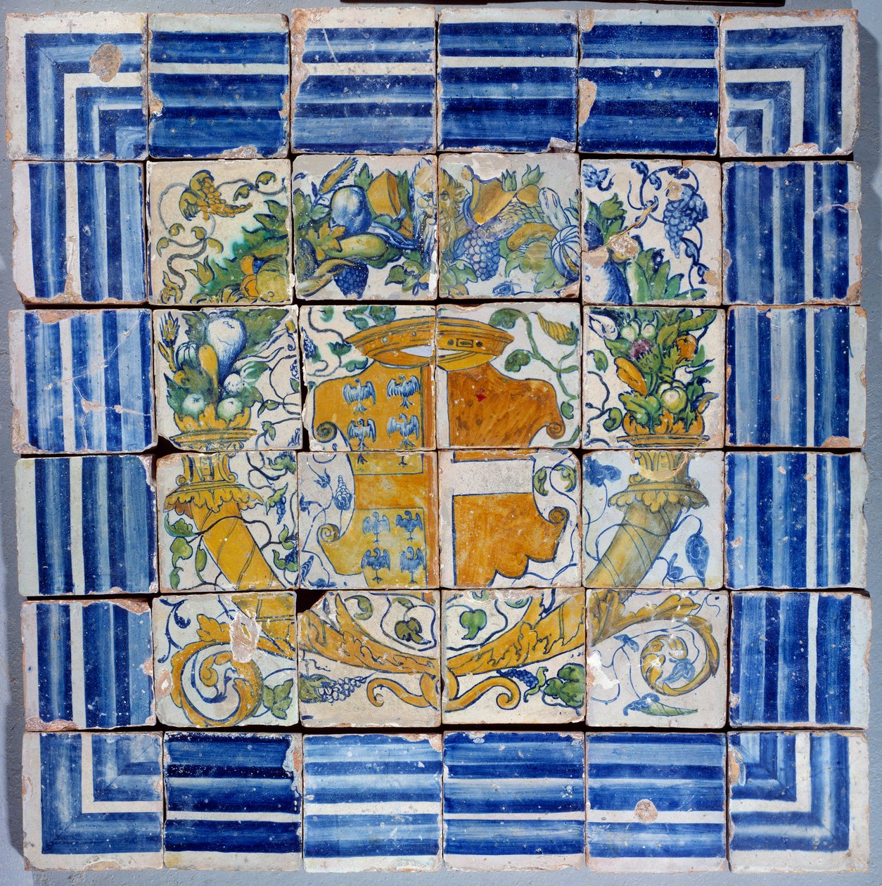Pavimento con armas de Madeleine de Savoie. Loza de Masseot Abaquesne, siglo XVI, Enouen. Museo Nacional del Renacimiento de Masseot Abaquesne