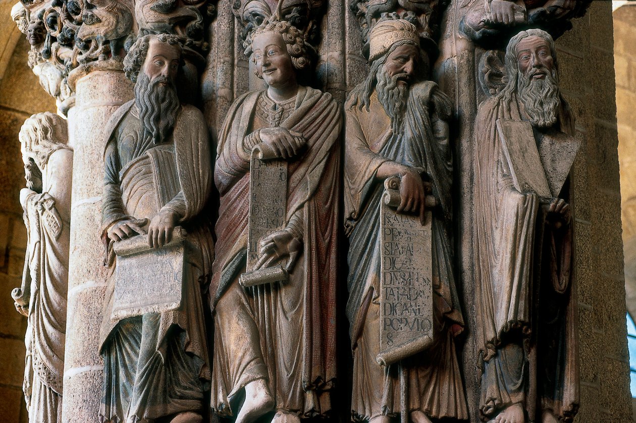 Detalle del Pórtico de la Gloria: Grupo de profetas (de derecha a izquierda Moisés, Isaías, Daniel y Jeremías). Hecho por el Maestro Mateo (1188) Interior de la Catedral de Santiago de Compostela de Master Mateo
