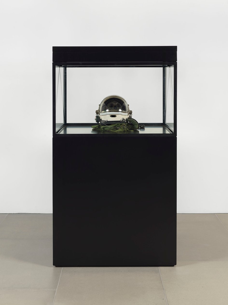 Alpha Omega, 2016 (cristal, pantalla LCD, reproductor multimedia, réplica de una calavera, casco espacial, madera) de Mat Collishaw