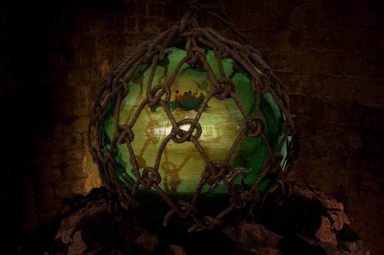 Asylum, 2001 (vidrio, cuerda, agua, rocas, DVD y proyección de vídeo) de Mat Collishaw