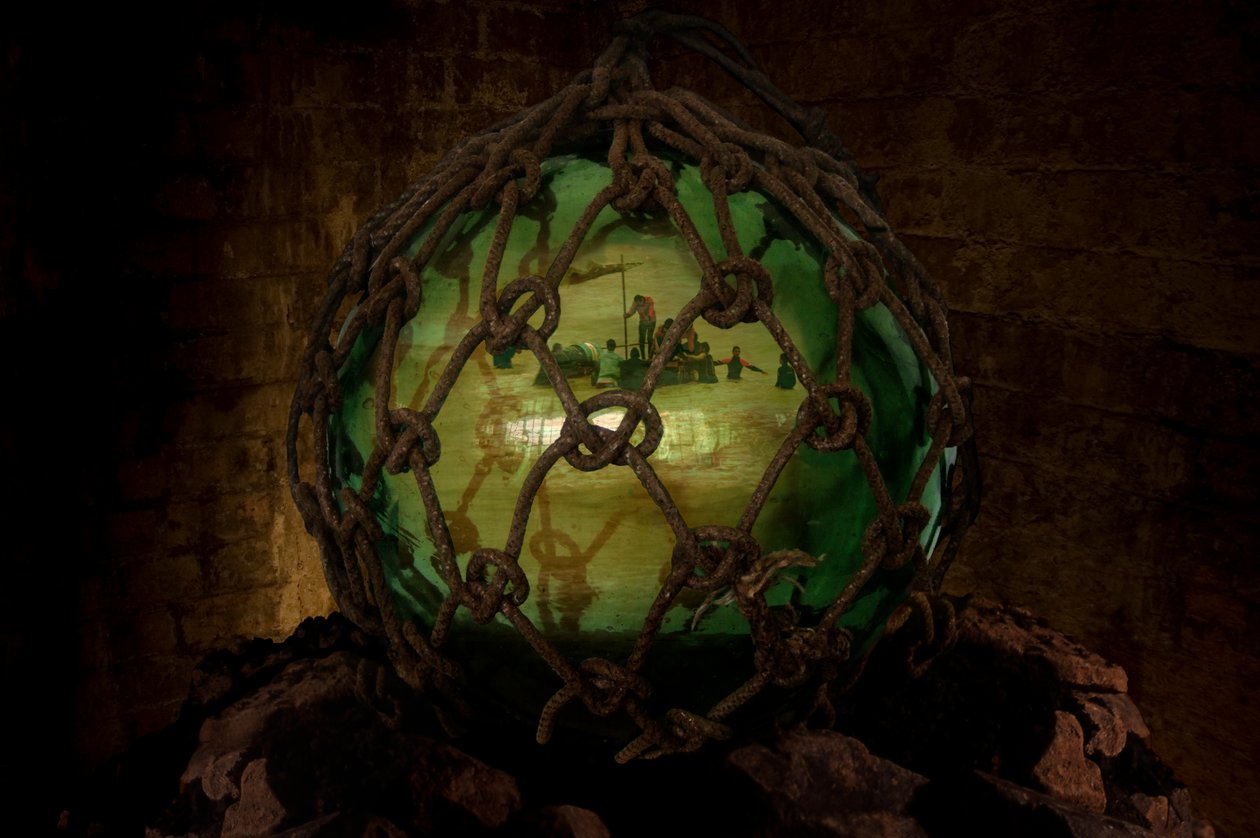 Asylum, 2001 (vidrio, cuerda, agua, rocas, DVD y proyección de vídeo) de Mat Collishaw