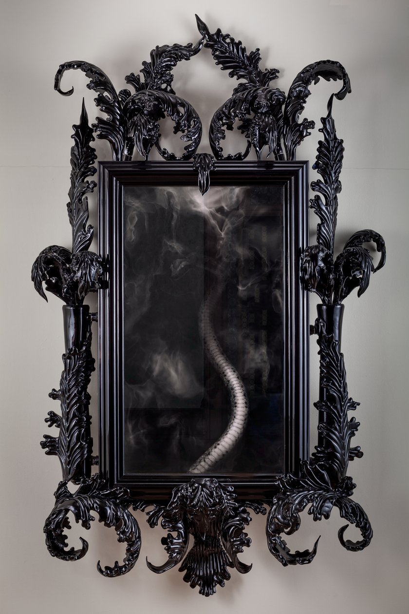 East of Eden, 2013 (cristal de Murano negro, espejo de vigilancia, acero, madera, laca, pantalla LCD y disco duro) de Mat Collishaw