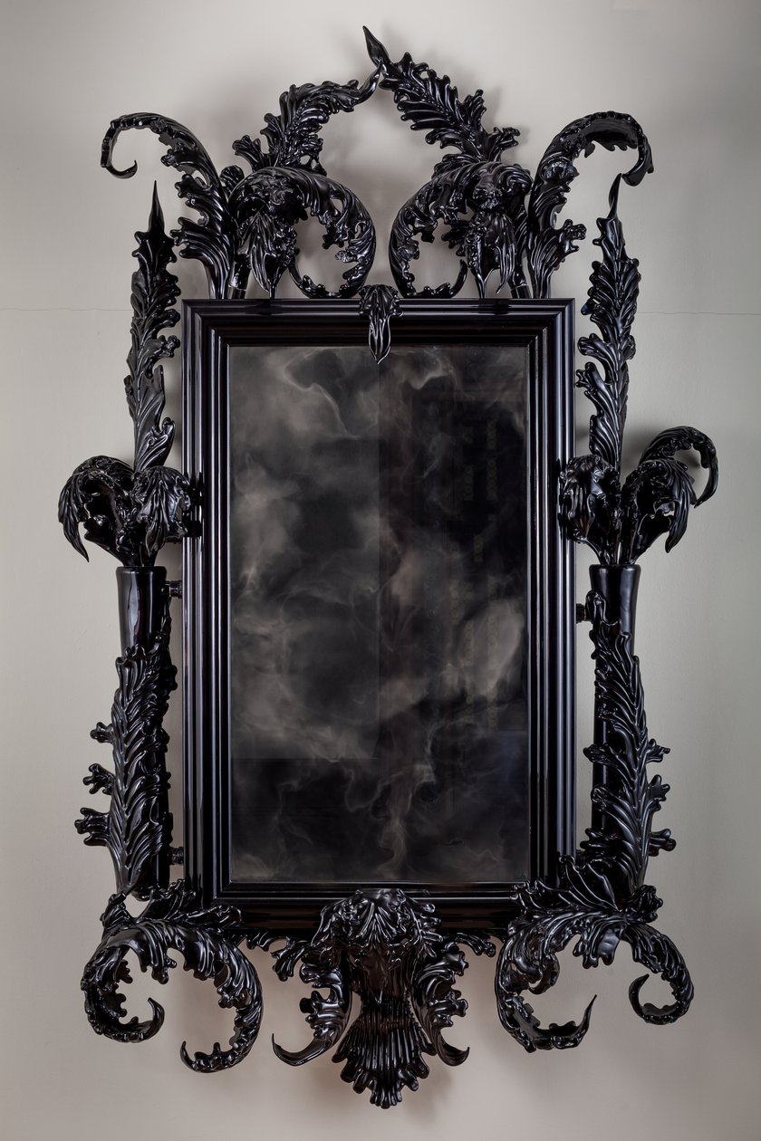 East of Eden, 2013 (cristal de Murano negro, espejo de vigilancia, acero, madera, laca, pantalla LCD y disco duro) de Mat Collishaw