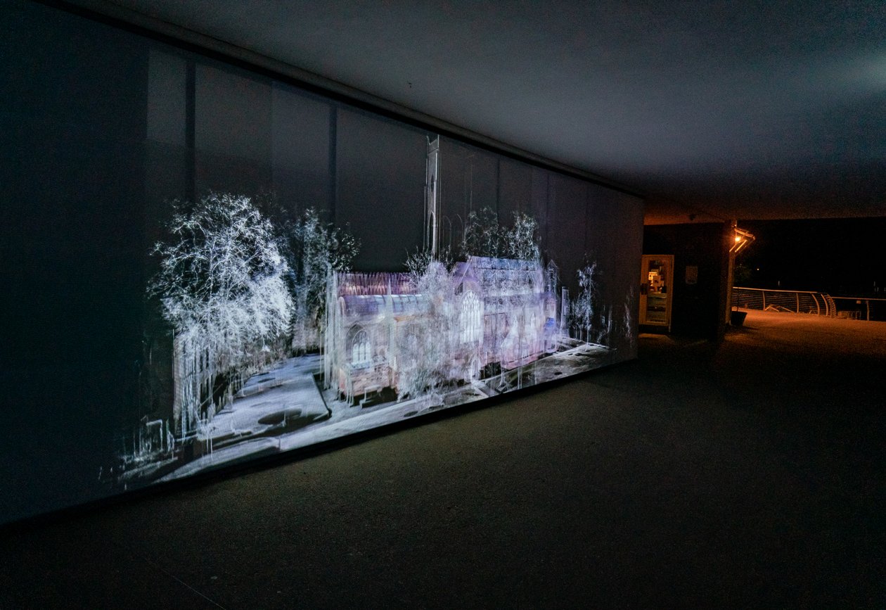 Ecolocalización, 2021 (proyección de vídeo de 3 canales sobre malla de polipropileno) de Mat Collishaw