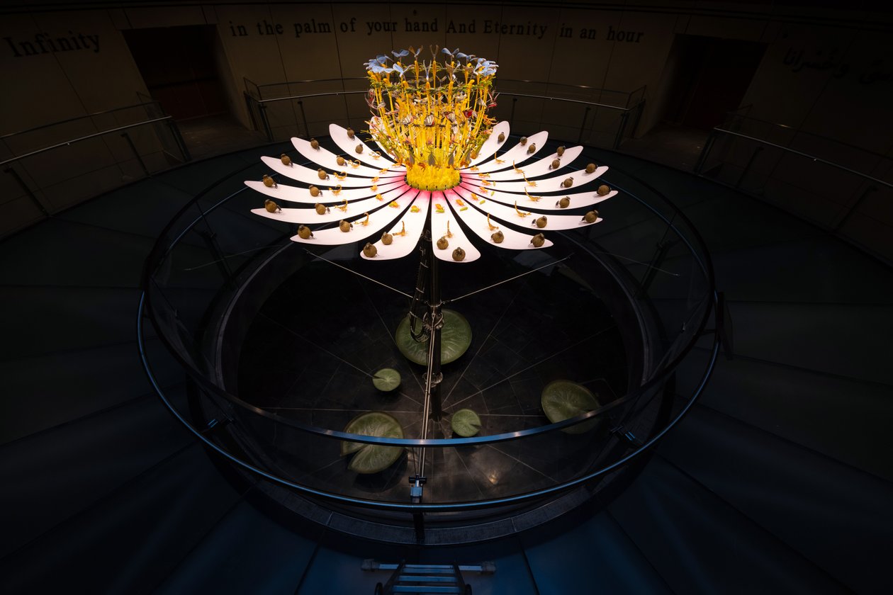 Equinox, 2021 (acrílico, circuito eléctrico, sistema hidráulico, laca, motor, pintura, resina reciclada, acero) de Mat Collishaw