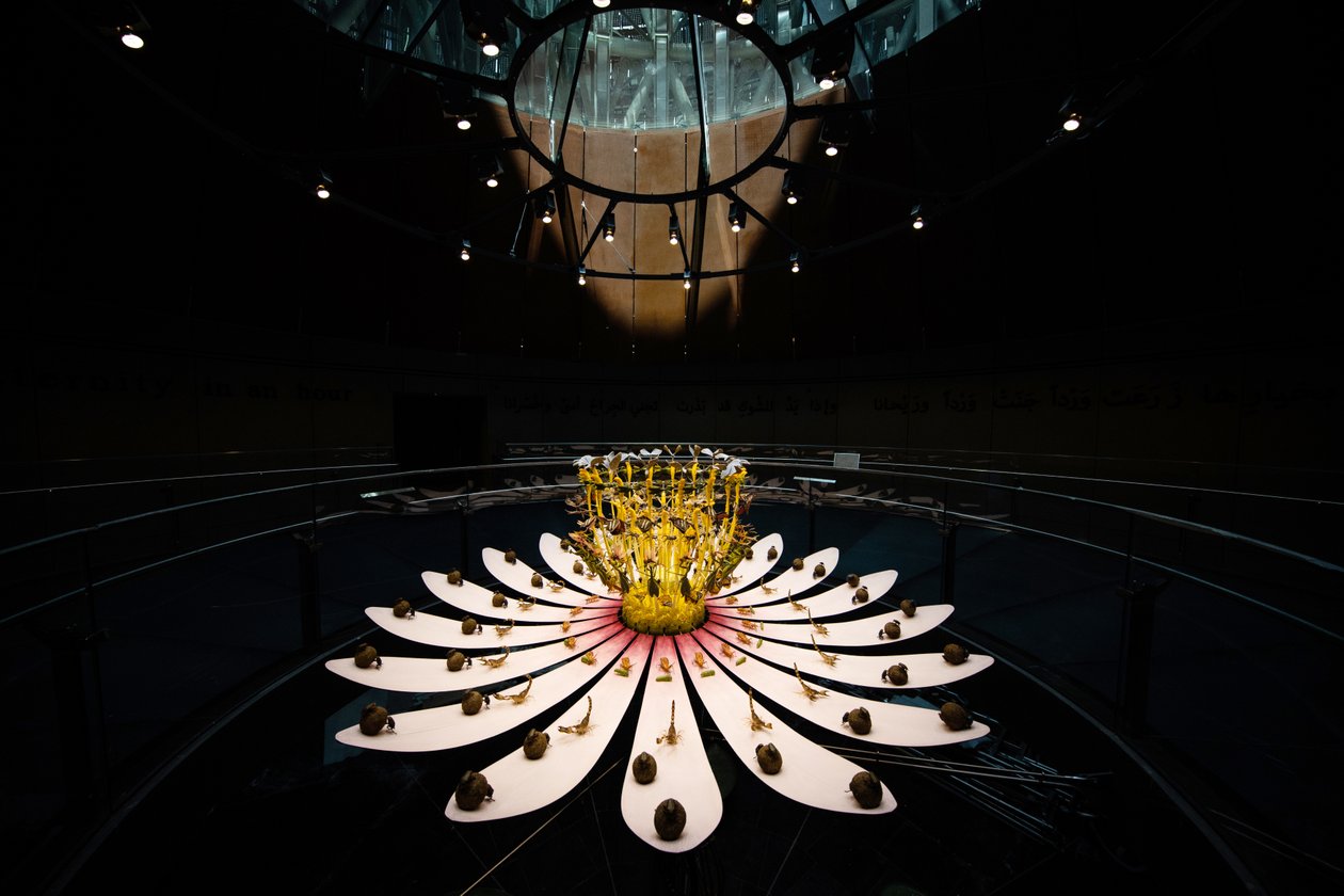 Equinox, 2021 (acrílico, circuito eléctrico, sistema hidráulico, laca, motor, pintura, resina reciclada, acero) de Mat Collishaw