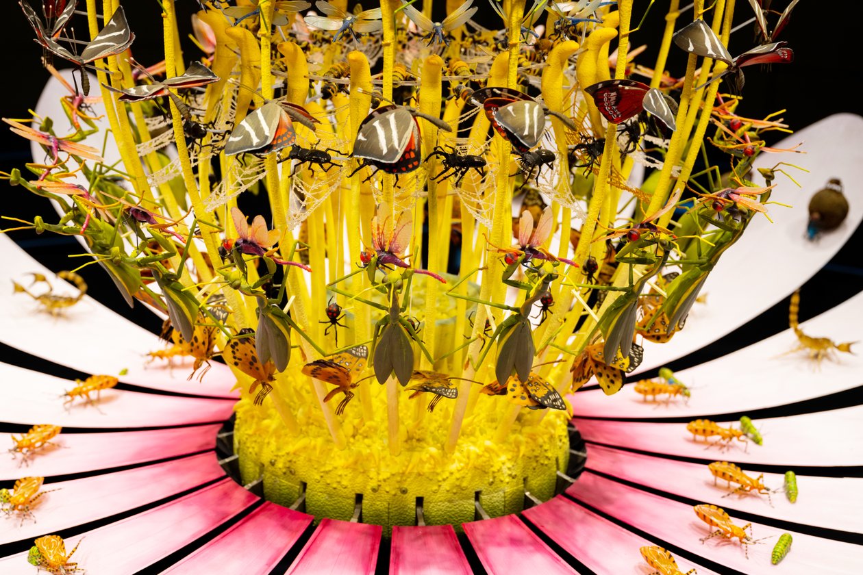 Equinox, 2021 (acrílico, circuito eléctrico, sistema hidráulico, laca, motor, pintura, resina reciclada, acero) de Mat Collishaw