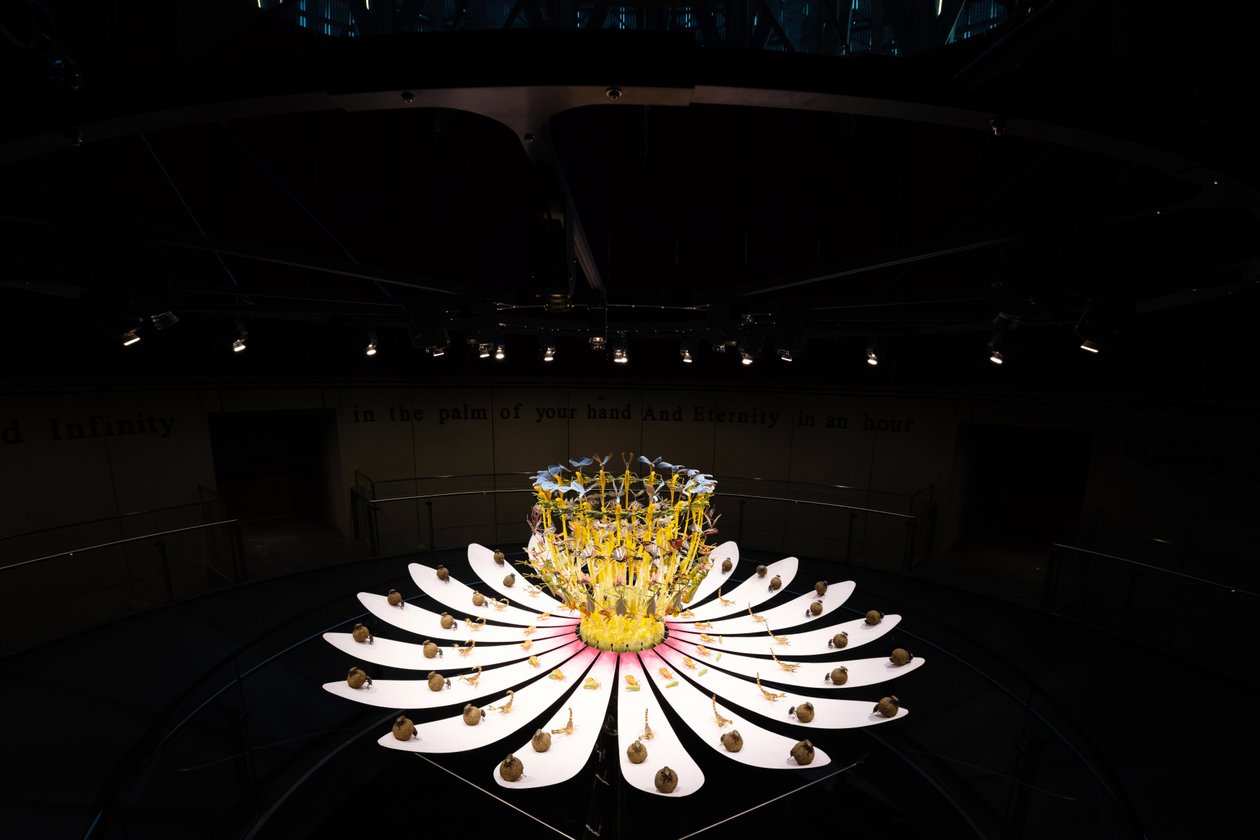 Equinox, 2021 (acrílico, circuito eléctrico, sistema hidráulico, laca, motor, pintura, resina reciclada, acero) de Mat Collishaw