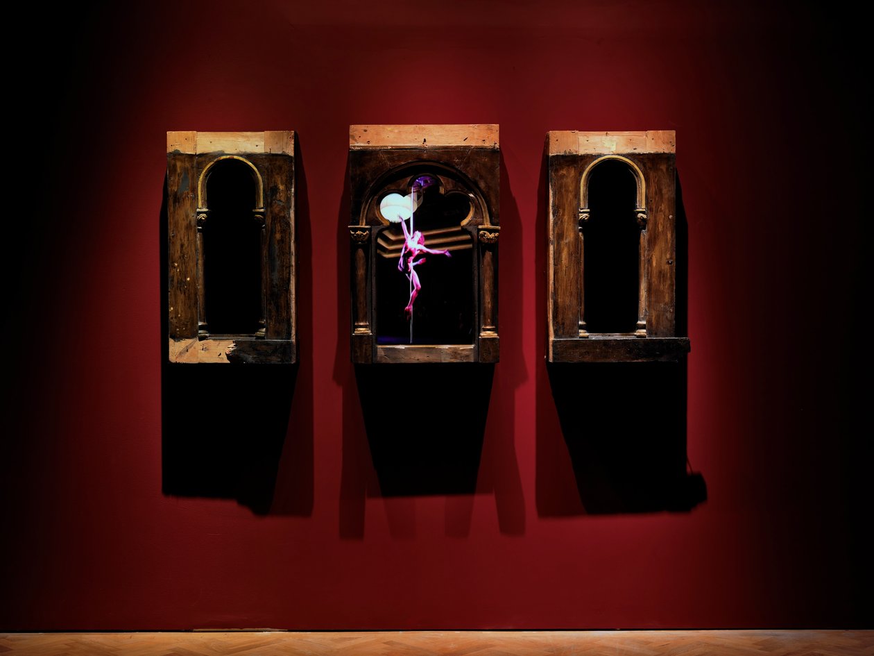 For Your Eyes Only, 2010 (madera, acero, espejo de vigilancia, pantallas LCD, disco duro) de Mat Collishaw