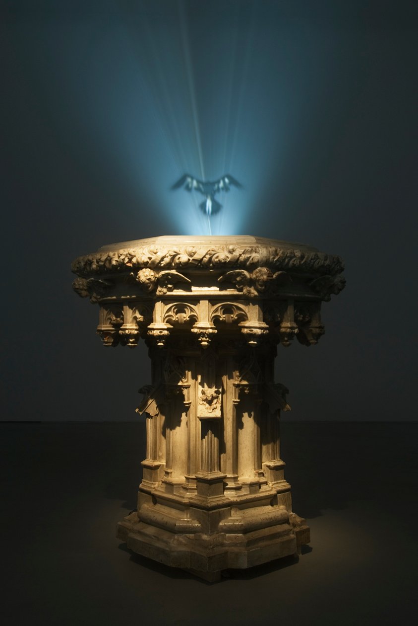 Ganímedes, 2007 (acero, resina, máquina de humo, fluido, ventilador de extracción, proyector de vídeo y reproductor de DVD) de Mat Collishaw