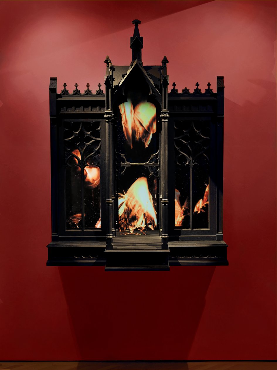 Performance, 2010 (madera, acero, espejo de vigilancia, pantallas LCD y disco duro) de Mat Collishaw