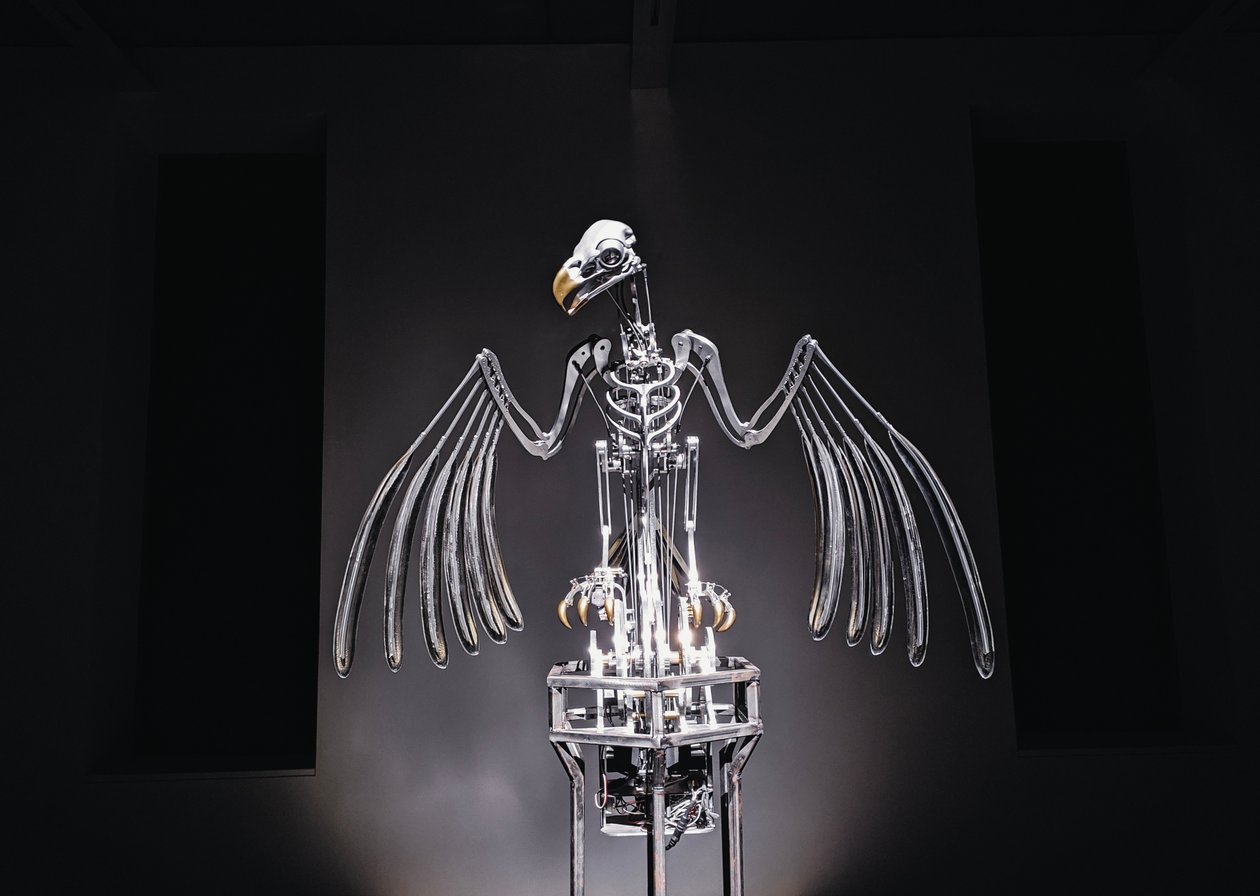 The Nerve Rack, 2019 (acetal, acrílico, aluminio, latón, circuitos eléctricos, pintura, PVC, resina, servomotores, acero) de Mat Collishaw