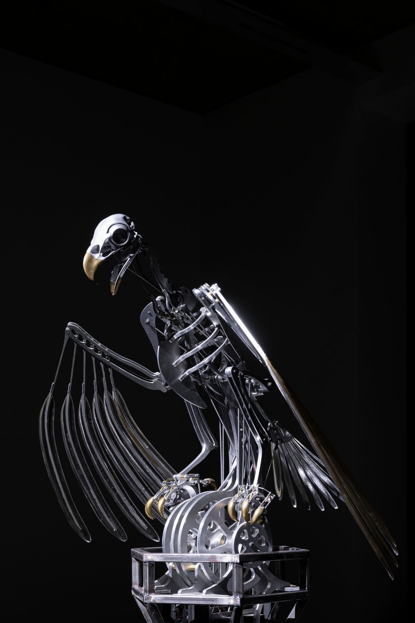 The Nerve Rack, 2019 (acetal, acrílico, aluminio, latón, circuitos eléctricos, pintura, PVC, resina, servomotores, acero) de Mat Collishaw