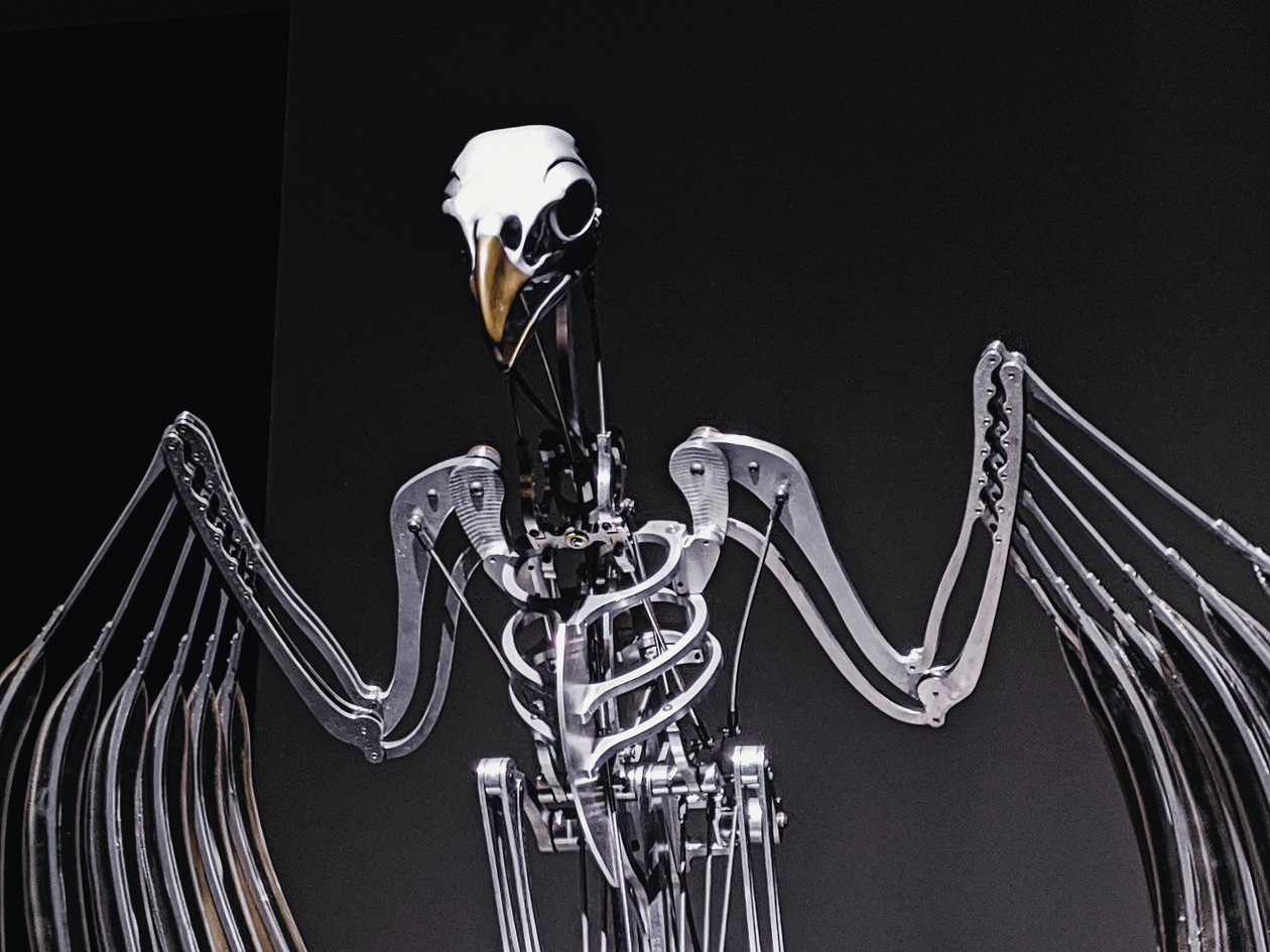 The Nerve Rack, 2019 (acetal, acrílico, aluminio, latón, circuitos eléctricos, pintura, PVC, resina, servomotores, acero) de Mat Collishaw