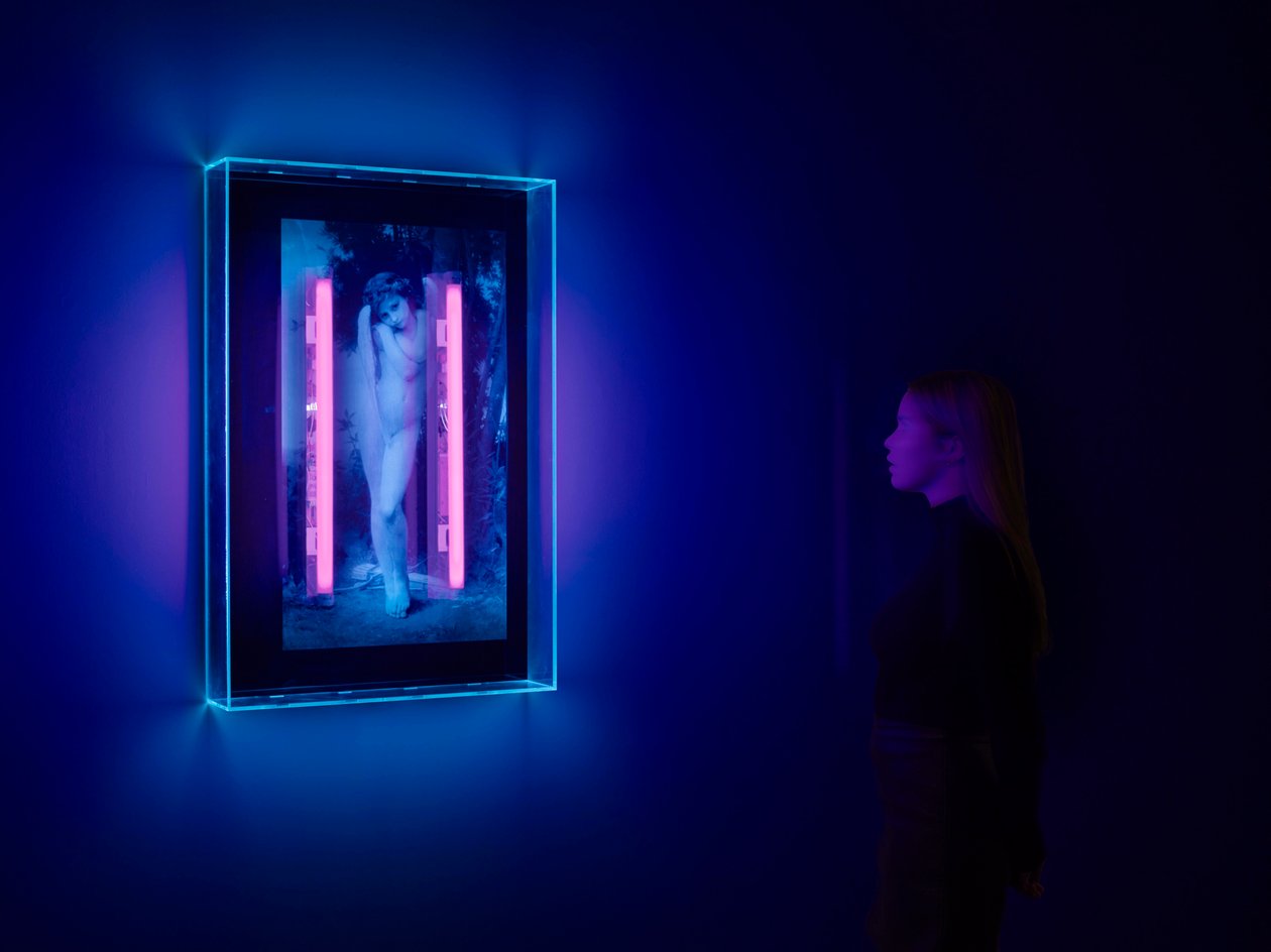 Ángel ultravioleta, 2008 (tinta ultravioleta sobre caja de plexiglás, 2 luces de neón ultravioleta) de Mat Collishaw