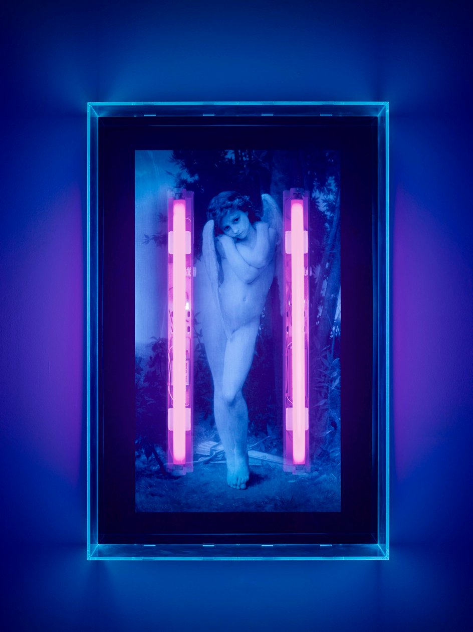 Ángel ultravioleta, 2008 (tinta ultravioleta sobre caja de plexiglás, 2 luces de neón ultravioleta) de Mat Collishaw