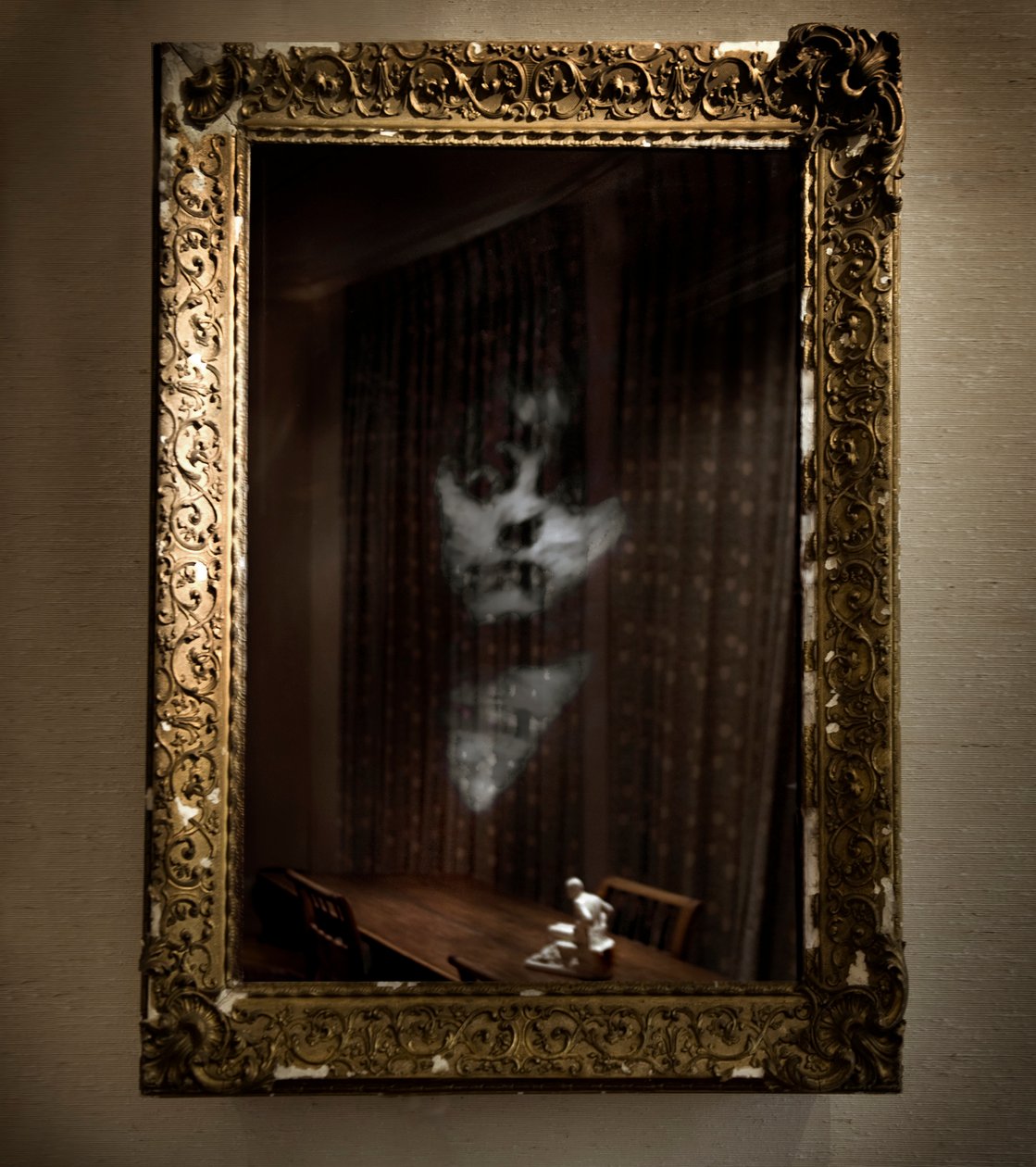Women Under the Influence, 2009 (marco antiguo, espejo bidireccional, madera, acero, pantalla LCD y disco duro) de Mat Collishaw