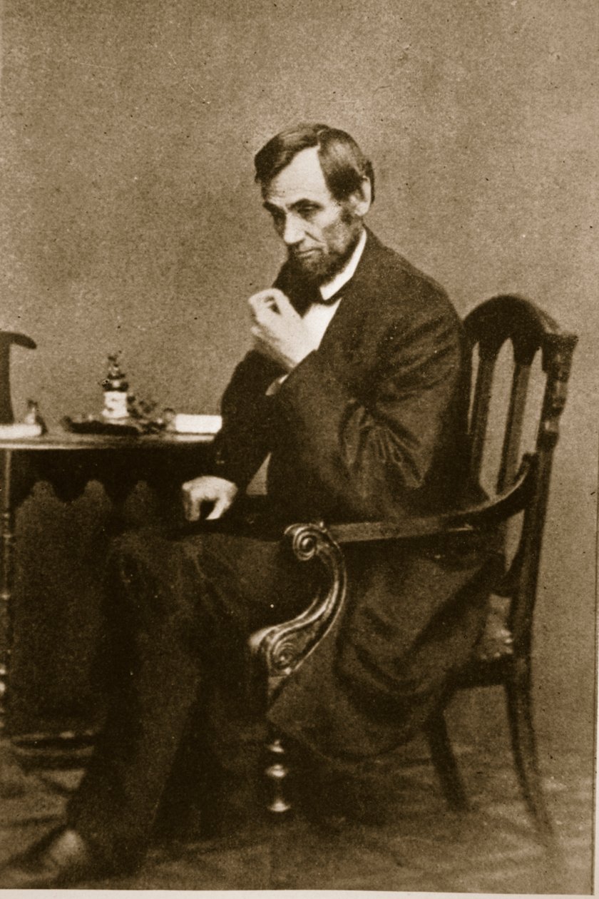 Abraham Lincoln sentado en un escritorio en la Galería de Washington, mayo de 1861 de Mathew B. Brady