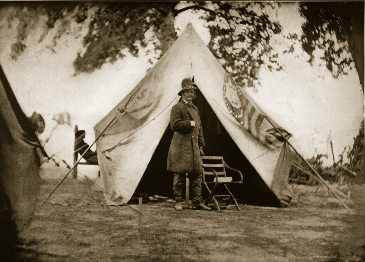 General A. E. Burnside en el Campamento de Mathew B. Brady