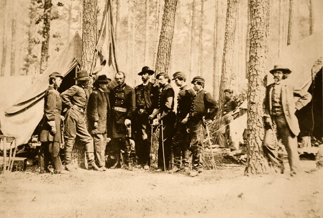 General Potter y su personal con Mathew Brady apoyado en un árbol, 1861-65 de Mathew B. Brady