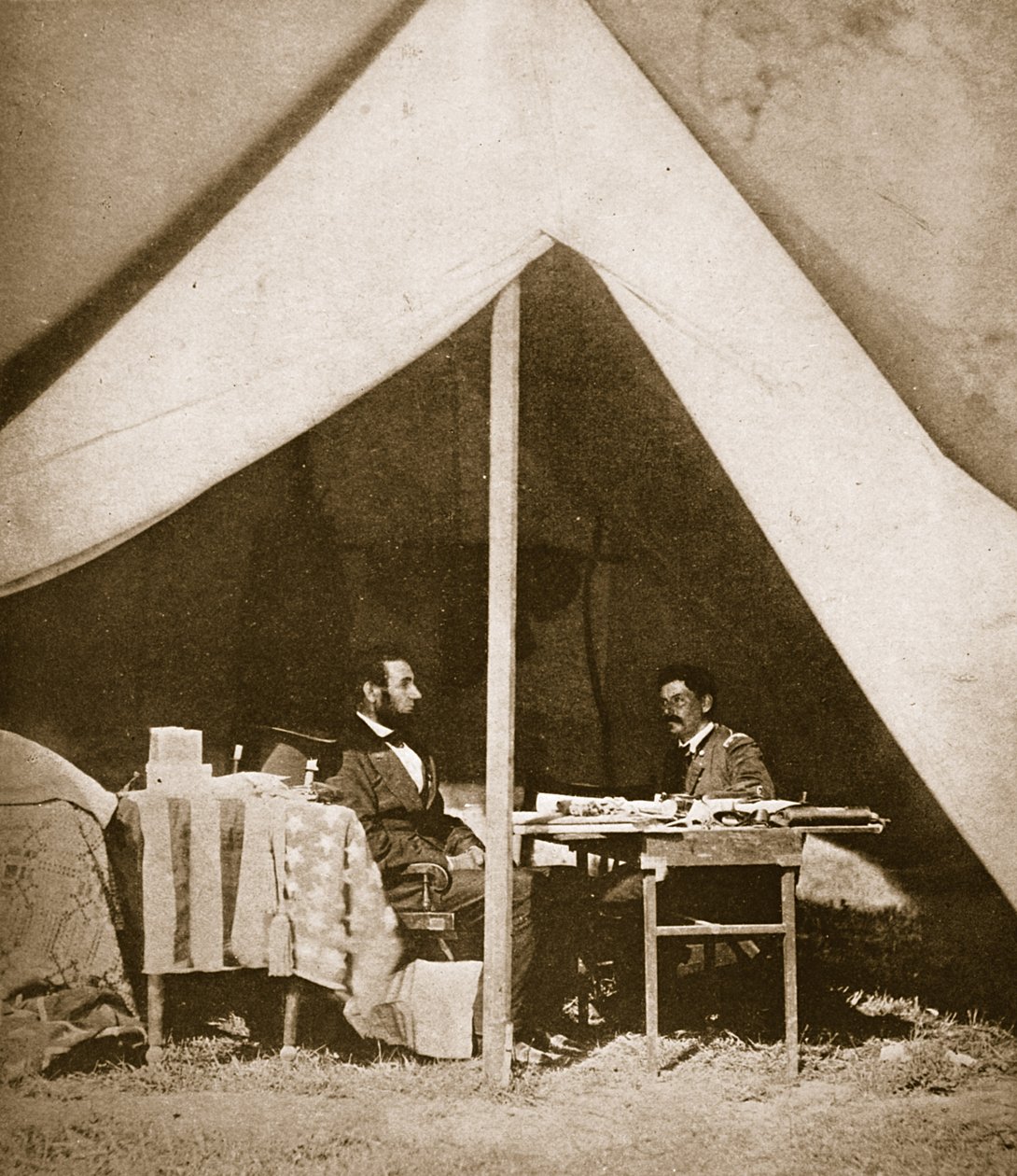 El presidente Lincoln y el general McLellan en la tienda de McLellan, Antietam, 4 de octubre de 1862 de Mathew B. Brady