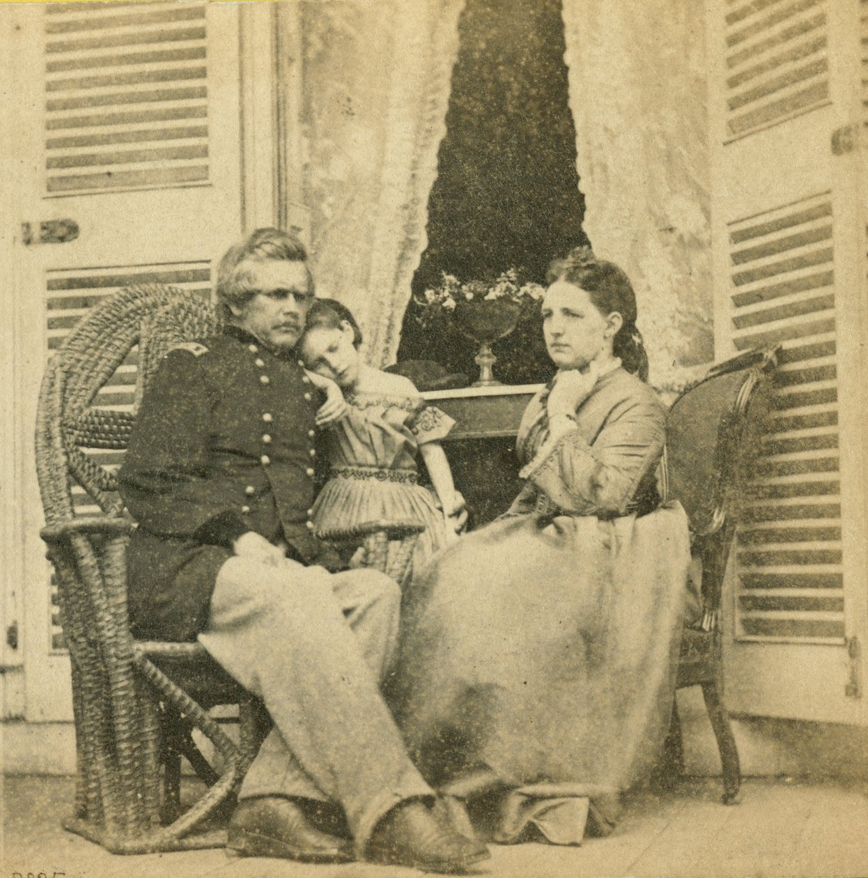 El General de División Ord con su esposa e hijo, en la mansión anteriormente ocupada por Jefferson Davis, Richmond, Virginia, 1865 de Mathew B. Brady